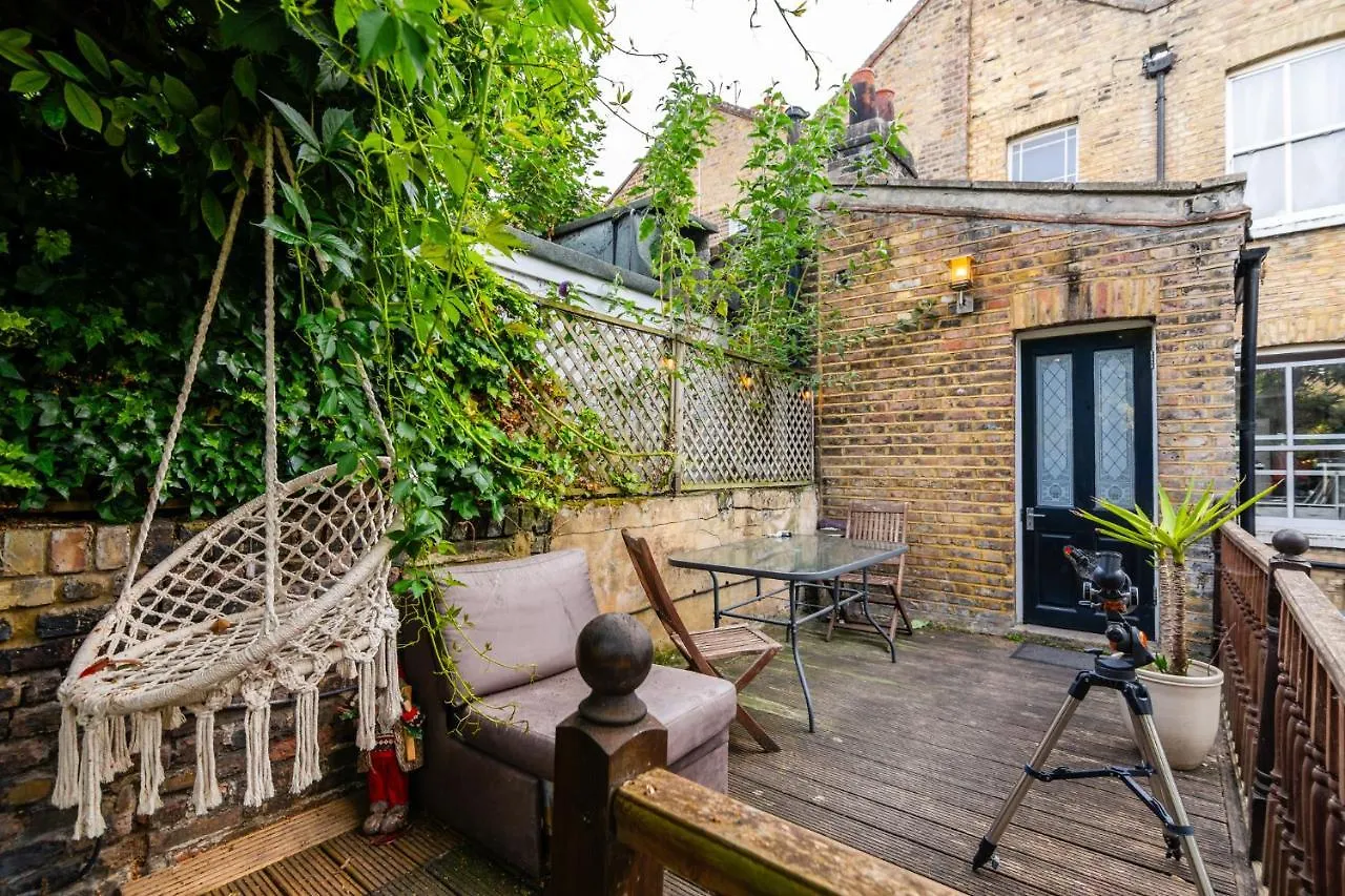 Double Room W/Projector & Garden Hot Tub London Homestay