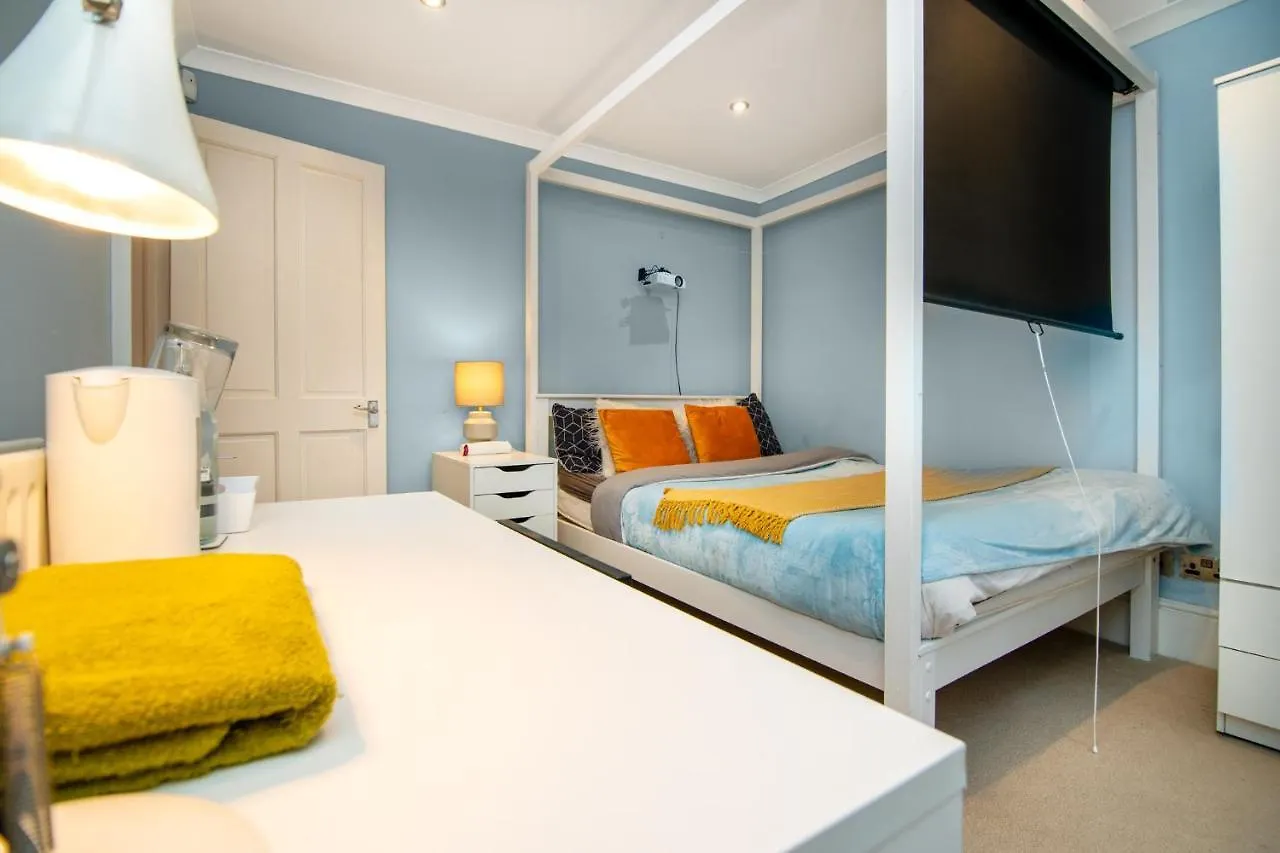 Homestay Double Room W/Projector & Garden Hot Tub London United Kingdom