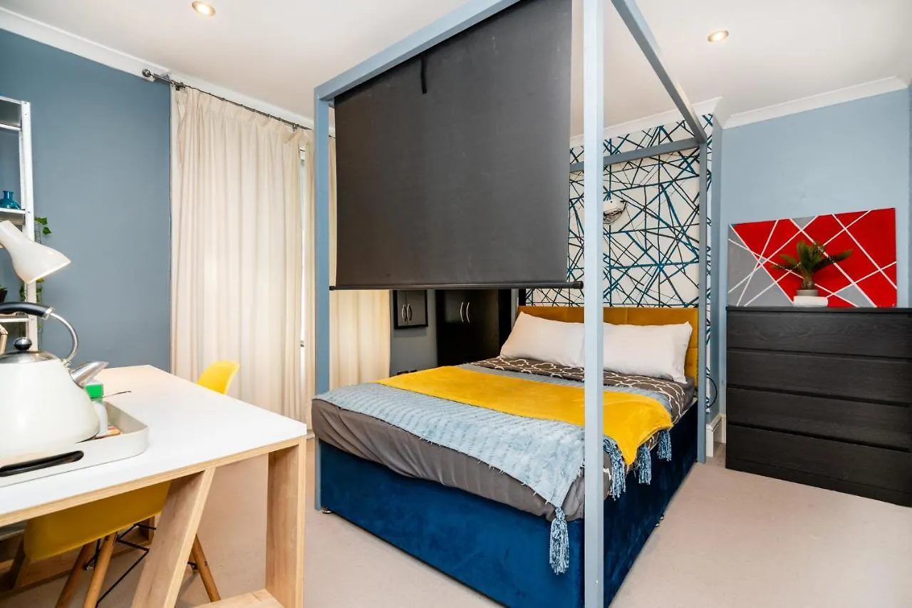 Homestay Double Room W/Projector & Garden Hot Tub London