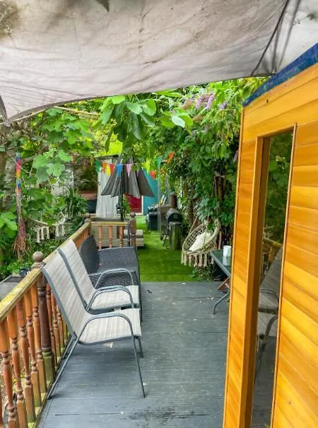 Homestay Double Room W/Projector & Garden Hot Tub London