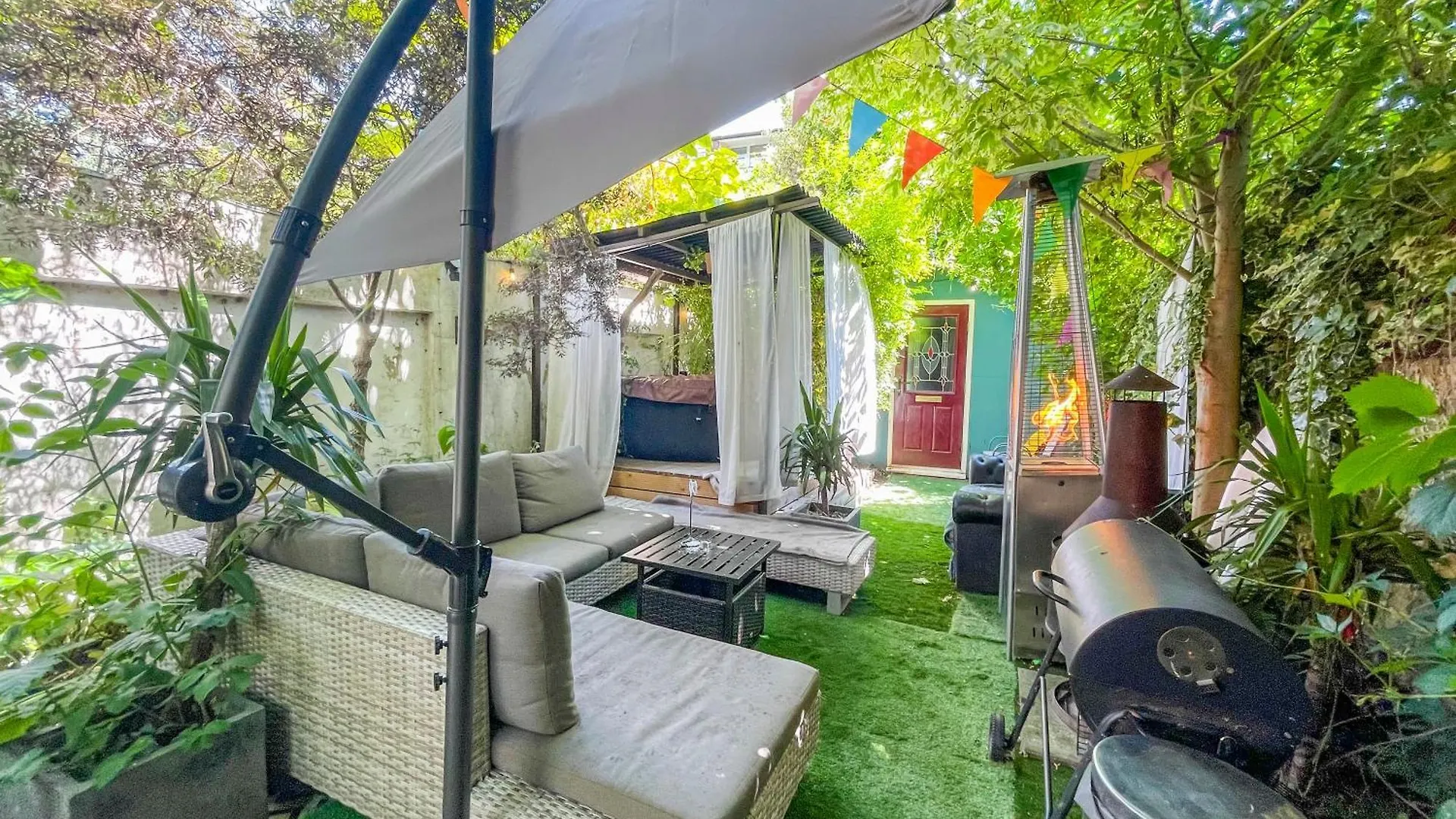 Homestay Double Room W/Projector & Garden Hot Tub London