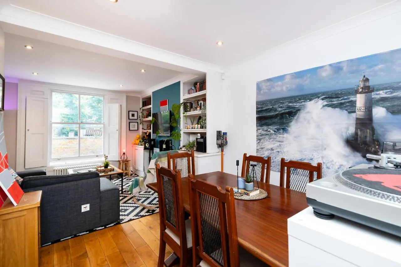Rum i privatbostad Double Room W/Projector & Garden Hot Tub London