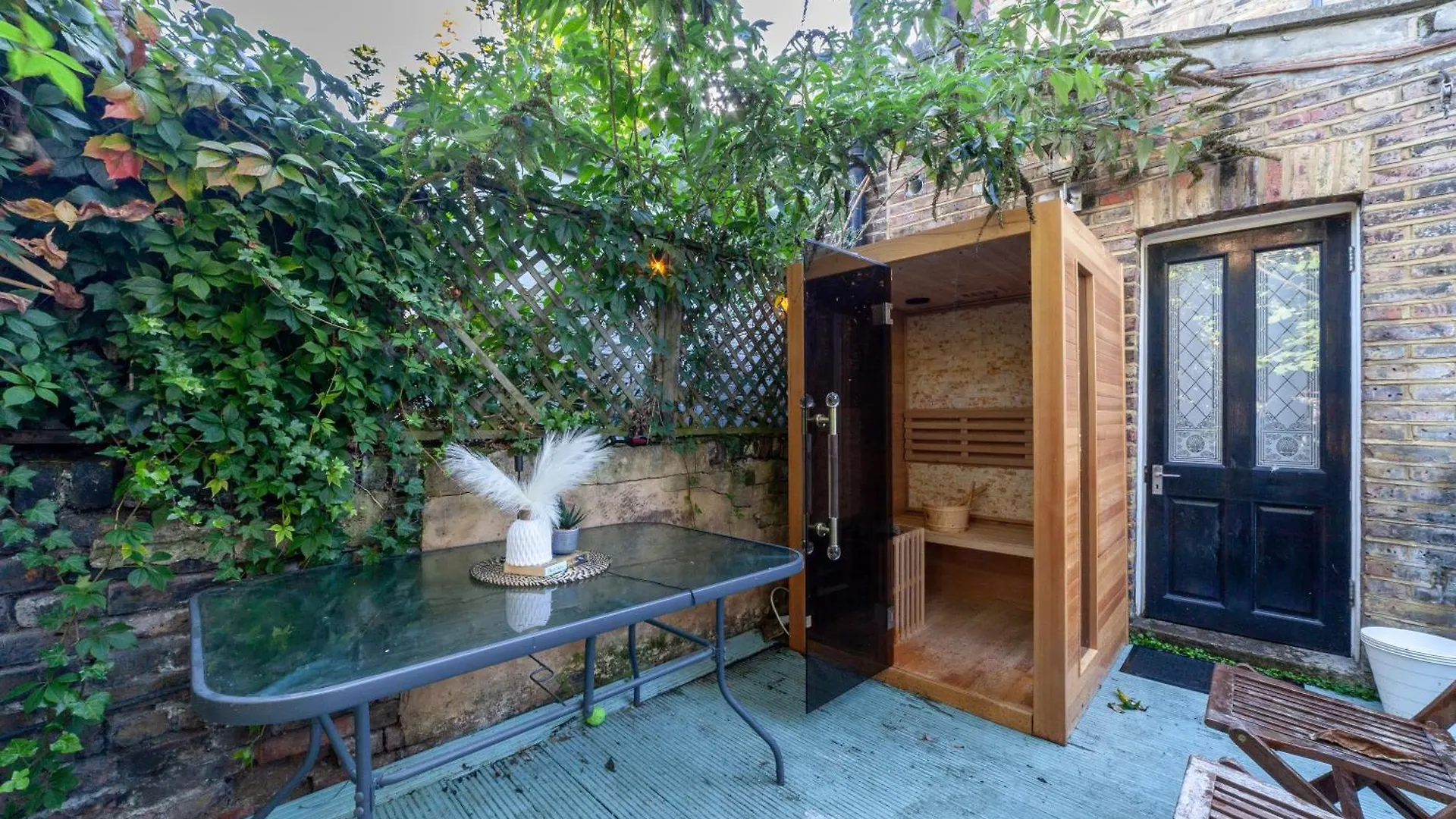 Double Room W/Projector & Garden Hot Tub London